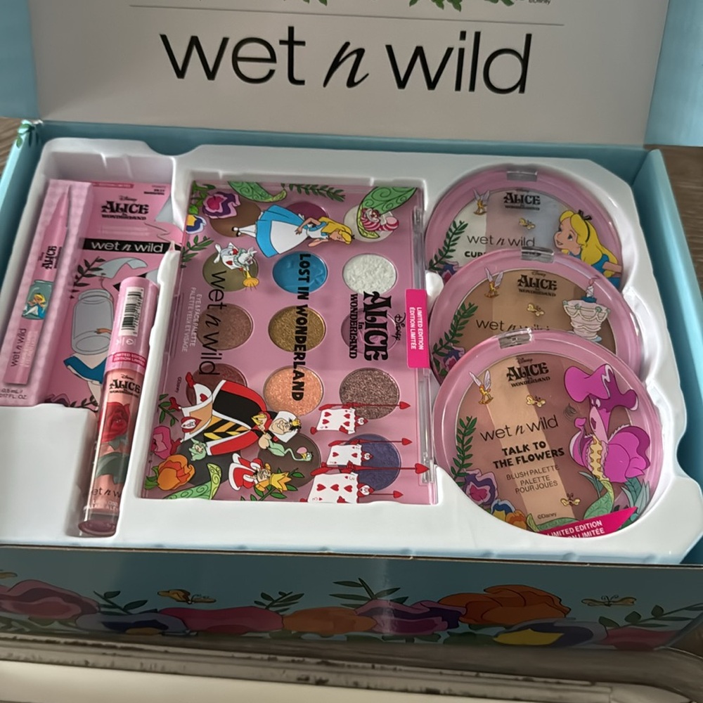 Wet n Wild Alice in Wonderland Makeup Collection - Picture 2 of 4